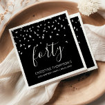 Silver Confetti op Black 40th Birthday Party Servet<br><div class="desc">Help hen hun 40e verjaardag in stijl te vieren met dit eenvoudige maar elegante ontwerp, met faux zilveren driehoekige confetti die neerslaan op het woord "veertig" in lichtgrijs handschrift op een zwarte achtergrond. Pas het met de naam van de honoree in lichte grijze sans serif doopvont, samen met de gebeurtenis...</div>