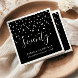 Silver Confetti op Black 70th Birthday Party Servet<br><div class="desc">Help hen hun 70e verjaardag in stijl te vieren met dit eenvoudige maar elegante ontwerp, met faux zilveren driehoekige confetti die neerslaan op het woord "zeventig" in lichtgrijs handschrift op een zwarte achtergrond. Pas het met de naam van de honoree in lichte grijze sans serif doopvont, samen met de gebeurtenis...</div>