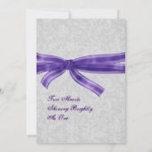 Silver Damask en Paarse Bow Wedding Kaart (Achterkant)