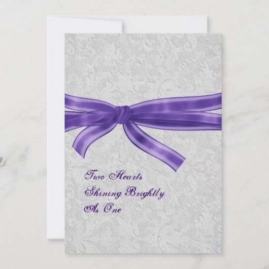 Silver Damask en Paarse Bow Wedding Kaart (Achterkant)
