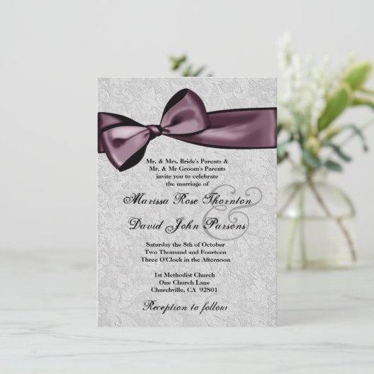 Silver Damask en Paarse Plum Bow Wedding Kaart (Staand voorkant)