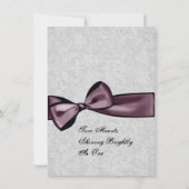 Silver Damask en Paarse Plum Bow Wedding Kaart (Achterkant)