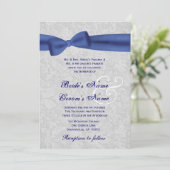 Silver Damask en Royal Blue Bow Wedding Kaart (Staand voorkant)