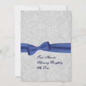 Silver Damask en Royal Blue Bow Wedding Kaart (Achterkant)