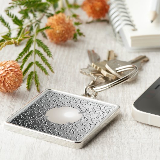 Silver Damask met een faux mabe parel Sleutelhanger (Zijkant)