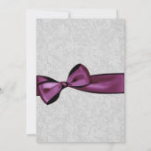 Silver Damask met Plum Paars Printed Bow Wedding Kaart (Achterkant)
