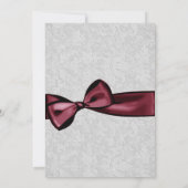 Silver Damask met Wine Red Gedrukt Bow Wedding Kaart (Achterkant)