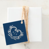 Silver decorative hartmonogram donkerblauwe bruilo bedankjes labels (In situ)