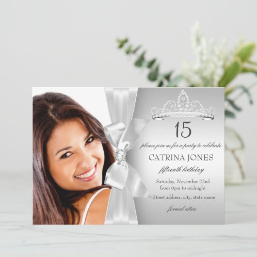 Silver Diamond Bow & Tiara Quinceanera Invite Kaart (Staand voorkant)
