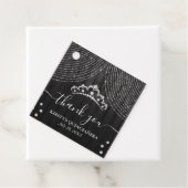 Silver Diamond Tiara op Black Wood Quinceanera Bedankjes Labels (In situ)