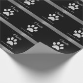 Silver Dog Paw op zwarte achtergrond Cadeaupapier (Hoek)