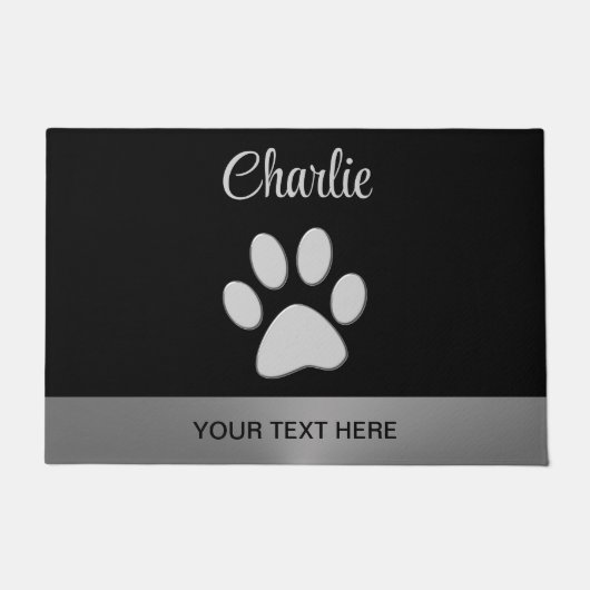 Silver Dog Paw op zwarte achtergrond Deurmat (Voorkant)