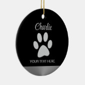 Silver Dog Paw op zwarte achtergrond Keramisch Ornament (Rechts)