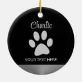 Silver Dog Paw op zwarte achtergrond Keramisch Ornament (Achterkant)