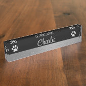 Silver Dog Paw op zwarte achtergrond Naambordje (Zijkant)