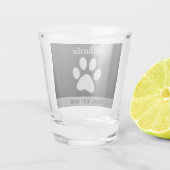 Silver Dog Paw op zwarte achtergrond Shot Glas (Achterkant)