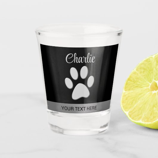 Silver Dog Paw op zwarte achtergrond Shot Glas (Voorkant)