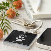 Silver Dog Paw op zwarte achtergrond Sleutelhanger (Voorkant Rechts)