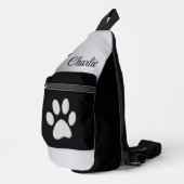 Silver Dog Paw op zwarte achtergrond Sling Bag (Rechterhoek)