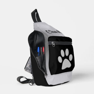 Silver Dog Paw op zwarte achtergrond Sling Bag