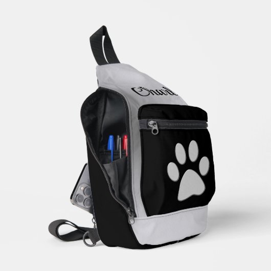 Silver Dog Paw op zwarte achtergrond Sling Bag (Open)