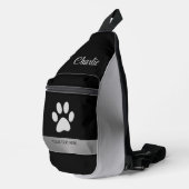 Silver Dog Paw op zwarte achtergrond Sling Bag (Rechterhoek)