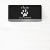 Silver Dog Paw op zwarte achtergrond Spandoek (Insitu)