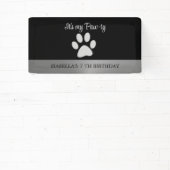 Silver Dog Paw op zwarte achtergrond Spandoek (Insitu)