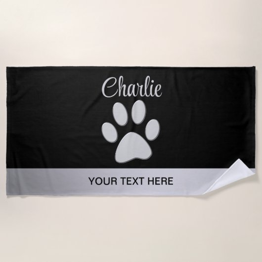 Silver Dog Paw op zwarte achtergrond Strandlaken (Voorkant)