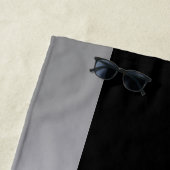 Silver Dog Paw op zwarte achtergrond Strandlaken (In situ)