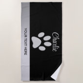 Silver Dog Paw op zwarte achtergrond Strandlaken (Voorkant)