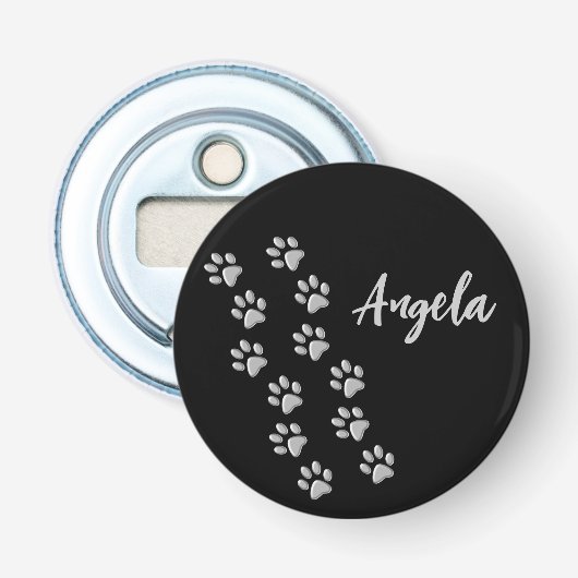 Silver Dog Paws zwarte achtergrond Afdrukpatroon Button Flesopener (Voorkant)