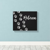 Silver Dog Paws zwarte achtergrond Afdrukpatroon Canvas Afdruk (Insitu (Houten vloer))