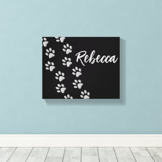 Silver Dog Paws zwarte achtergrond Afdrukpatroon Canvas Afdruk (Insitu (Houten vloer))