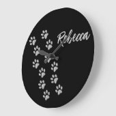 Silver Dog Paws zwarte achtergrond Afdrukpatroon Grote Klok (Hoek)