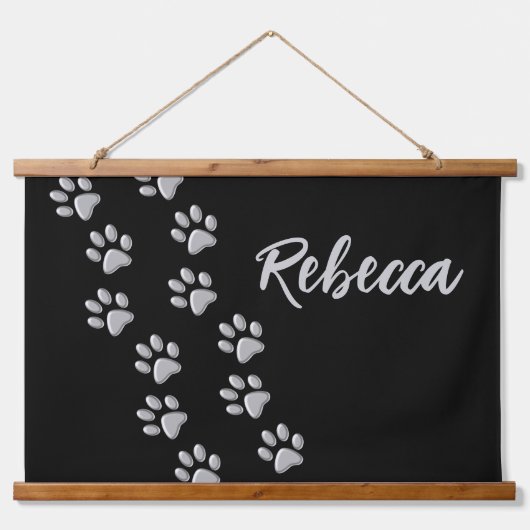 Silver Dog Paws zwarte achtergrond Afdrukpatroon Hangend Wandkleed (Voorkant)