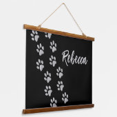 Silver Dog Paws zwarte achtergrond Afdrukpatroon Hangend Wandkleed (Gebogen)