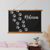 Silver Dog Paws zwarte achtergrond Afdrukpatroon Hangend Wandkleed (Slaapkamer)