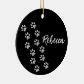 Silver Dog Paws zwarte achtergrond Afdrukpatroon Keramisch Ornament (Rechts)
