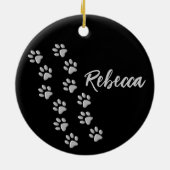 Silver Dog Paws zwarte achtergrond Afdrukpatroon Keramisch Ornament (Achterkant)