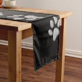 Silver Dog Paws zwarte achtergrond Afdrukpatroon Korte Tafelloper (Voorbeeld)