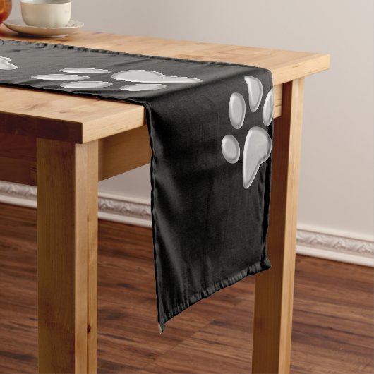 Silver Dog Paws zwarte achtergrond Afdrukpatroon Korte Tafelloper (Voorbeeld)
