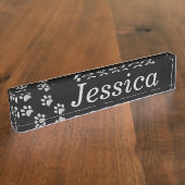 Silver Dog Paws zwarte achtergrond Afdrukpatroon Naambordje (Zijkant)