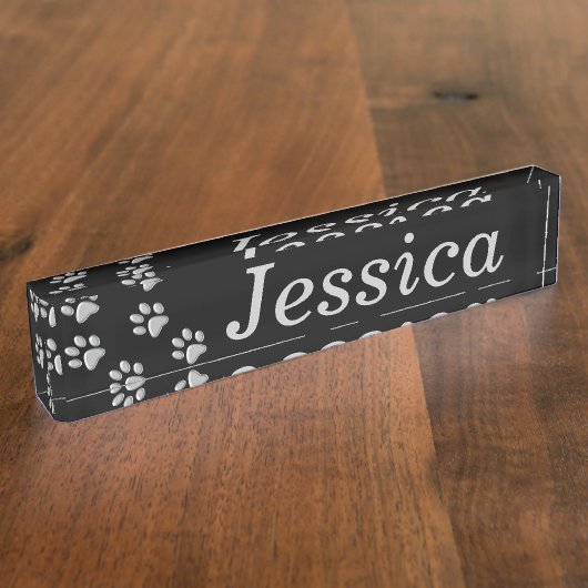 Silver Dog Paws zwarte achtergrond Afdrukpatroon Naambordje (Zijkant)