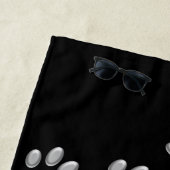 Silver Dog Paws zwarte achtergrond Afdrukpatroon Strandlaken (In situ)