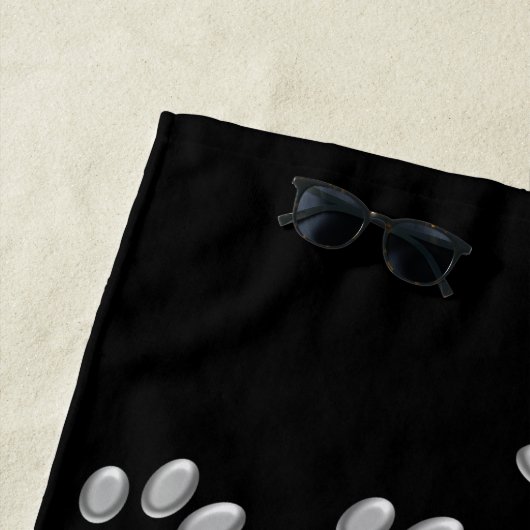 Silver Dog Paws zwarte achtergrond Afdrukpatroon Strandlaken (In situ)