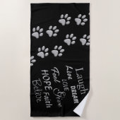 Silver Dog Paws zwarte achtergrond Afdrukpatroon Strandlaken (Voorkant)