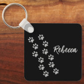 Silver Dog Paws zwarte achtergrond Afdrukpatroonsl Sleutelhanger (Voorkant)
