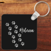 Silver Dog Paws zwarte achtergrond Afdrukpatroonsl Sleutelhanger (Achterkant)
