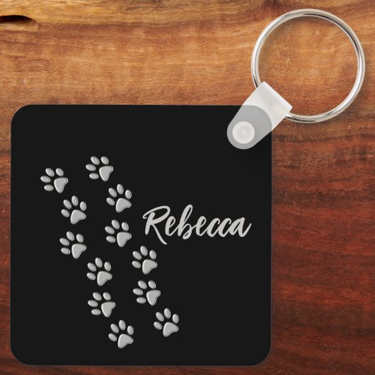 Silver Dog Paws zwarte achtergrond Afdrukpatroonsl Sleutelhanger (Achterkant)